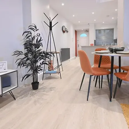 Modern 2 Bed Split Level Maisonette With Parking